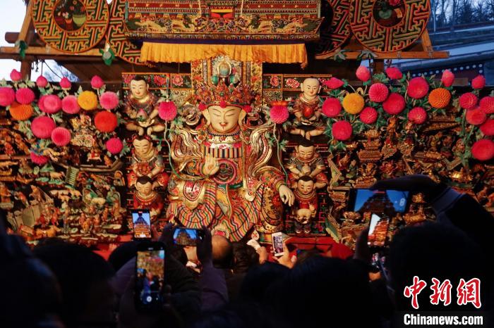 圖為游客觀賞塔爾寺酥油花展，并用手機記錄。　馬銘言 攝