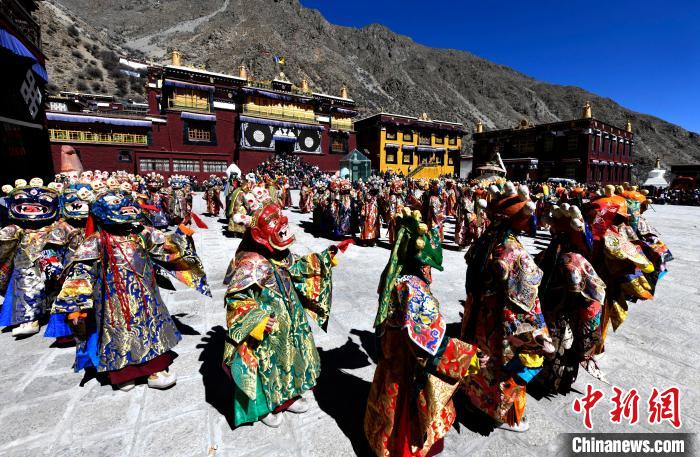 2月19日，楚布寺僧人們佩戴面具參加跳神活動。　李林 攝