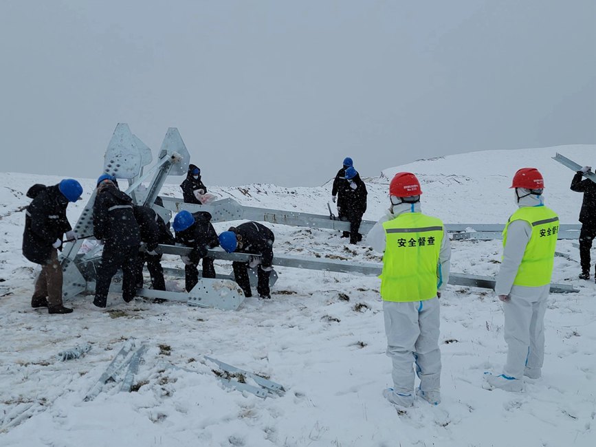 9月13日，電力施工人員正在對改造工器具進(jìn)行清點(diǎn)和組裝。秦鐘攝
