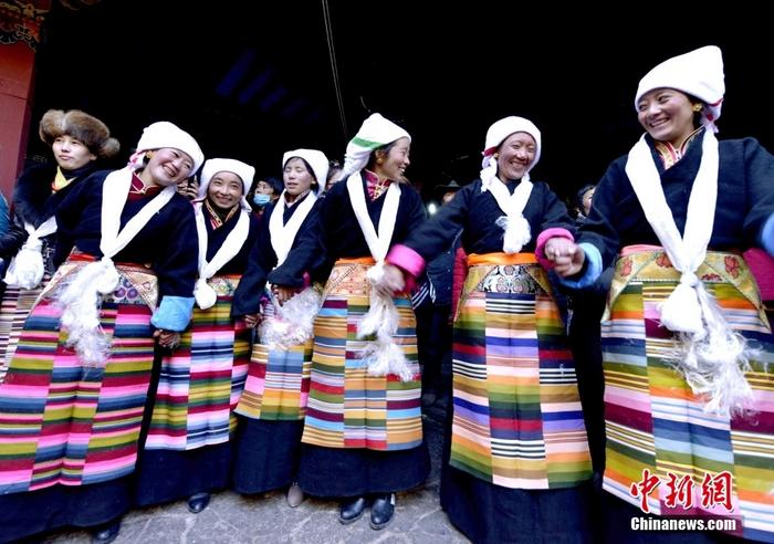 資料圖為2014年12月6日，拉薩民眾歡度“仙女節(jié)”。 <a target='_blank' href='/'><p  align=