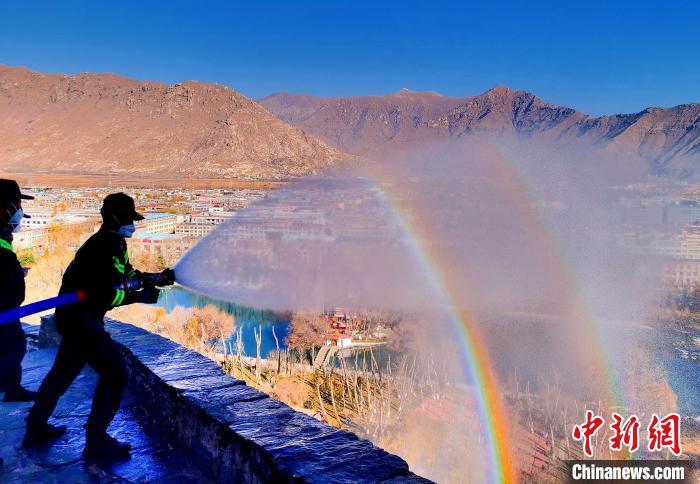 12月6日，布達拉宮消防救援大隊在布達拉宮山體林草區(qū)域開展?jié)窕ぷ??！㈣?攝