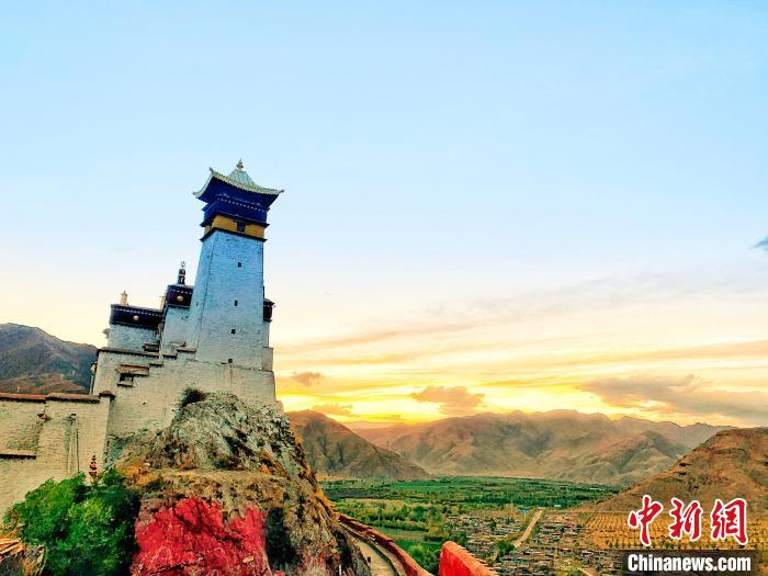 圖為西藏第一座宮殿——山南雍布拉康?！埼?攝