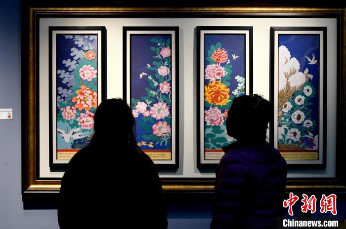 圖為5月16日，觀眾正在欣賞展覽中的新創(chuàng)唐卡作品。　李林 攝