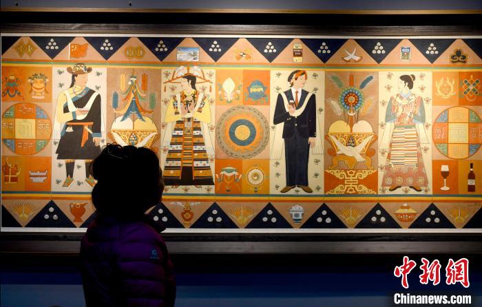 圖為5月16日，觀眾正在欣賞展覽中的新創(chuàng)唐卡作品?！±盍?攝