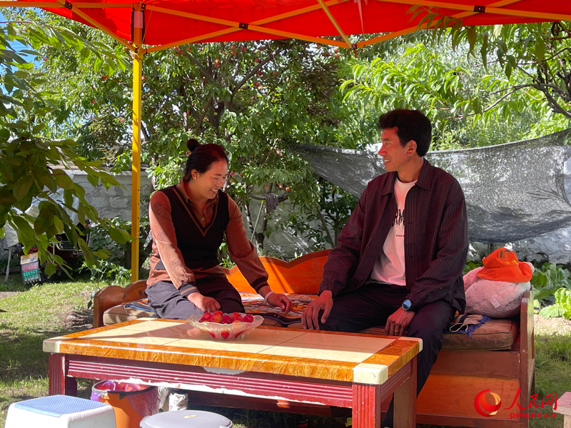 嘎拉村村民達(dá)瓦堅(jiān)參和他的妻子。人民網(wǎng) 周靜圓攝