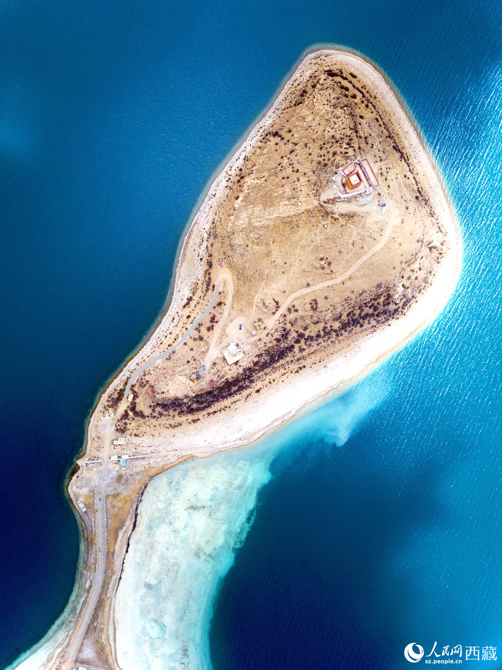 無人機(jī)視角下的西藏羊卓雍錯日托寺風(fēng)光。人民網(wǎng)記者 次仁羅布攝