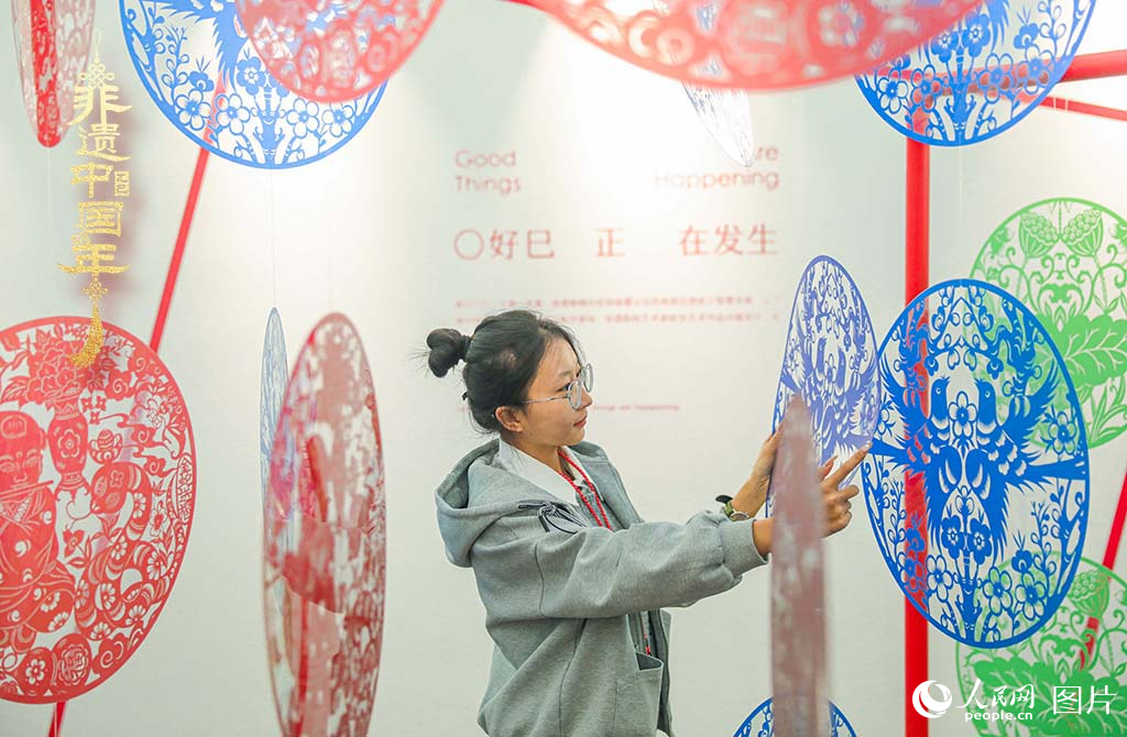 2025年1月30日，在山西太原舉辦的“年自萬(wàn)物生”——2025山西非遺年俗藝術(shù)展上，由山西省級(jí)非遺代表性傳承人張永忠專(zhuān)門(mén)創(chuàng)作的剪紙藝術(shù)裝置吸引青年游客關(guān)注，上下映襯的“巳”字讓年文化煥發(fā)新的生機(jī)。人民網(wǎng)記者 王帆攝