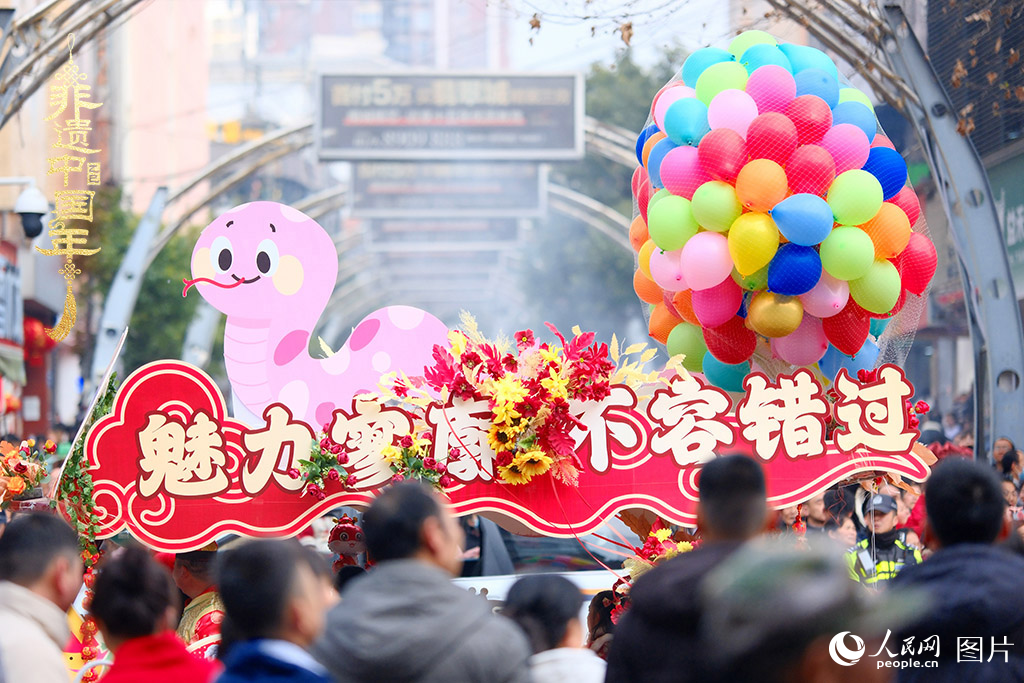 2025年1月29日，大年初一，云南省曲靖市麒麟?yún)^(qū)舉行“千人舞麒麟”活動(dòng)，耍龍舞獅過(guò)大年，現(xiàn)場(chǎng)人山人海，熱鬧非凡。人民網(wǎng) 莊志斌攝