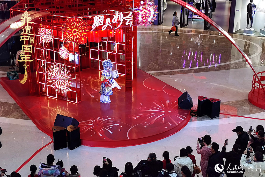 2025年1月29日，大年初一，吉林省京劇團(tuán)亮相長(zhǎng)春“煙火妙會(huì)”，演員們用的精湛技藝，為市民呈上一場(chǎng)韻味悠長(zhǎng)的視聽(tīng)盛宴，一招一式盡顯京劇魅力?，F(xiàn)場(chǎng)還進(jìn)行了京劇知識(shí)科普，讓傳統(tǒng)文化在互動(dòng)中 “活” 起來(lái)，為新春佳節(jié)增添了一抹濃厚的文化底色 。人民網(wǎng)記者 王帝元攝