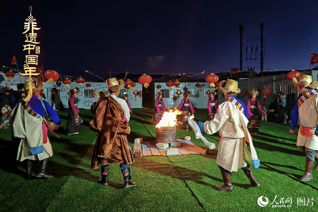 2025年1月28日，西藏自治區(qū)日喀則市定日縣尼轄鄉(xiāng)轄措村升起篝火，跳起鍋莊，迎接新年的到來(lái)。（鍋莊舞，又稱(chēng)為“果卓”、“歌莊”、“卓”等，藏語(yǔ)意為圓圈歌舞，是藏族三大民間舞蹈之一。2006年5月20日，鍋莊舞經(jīng)中華人民共和國(guó)國(guó)務(wù)院批準(zhǔn)列入第一批國(guó)家級(jí)非物質(zhì)文化遺產(chǎn)名錄）人民網(wǎng)記者 次仁羅布攝