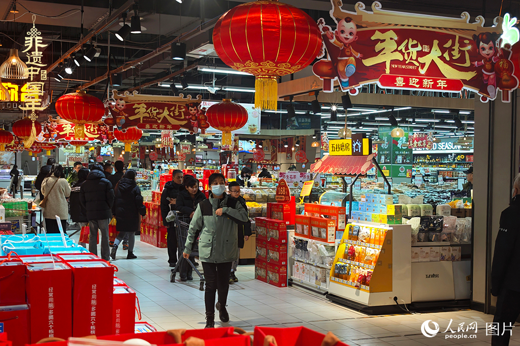 2025年1月28日，在河北省三河市的一家超市，市民們正在采購(gòu)年貨。人民網(wǎng)記者 翁奇羽攝