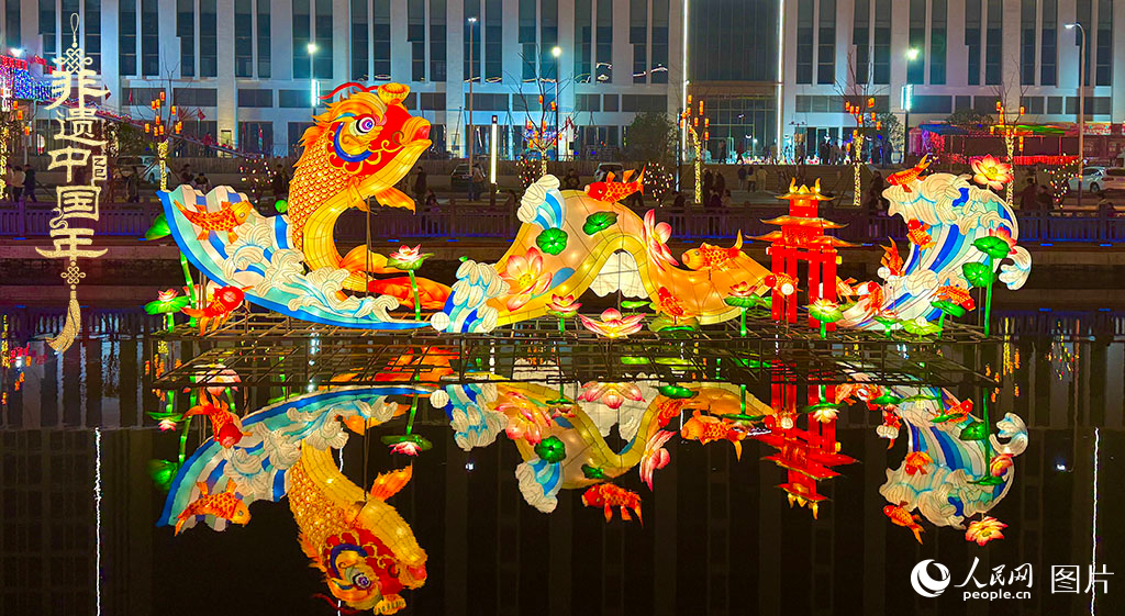 2025年1月22日，2025潛江燈會(huì)如約亮燈，近百組主題花燈、300余組裝飾彩燈一一亮相，吸引眾多游客觀(guān)賞。潛江燈會(huì)是湖北省潛江地區(qū)春節(jié)、元宵期間全民趕會(huì)的綜合性傳統(tǒng)民俗活動(dòng)，2021年入選第五批國(guó)家級(jí)非物質(zhì)文化遺產(chǎn)代表性項(xiàng)目名錄。人民網(wǎng)記者 張雋攝