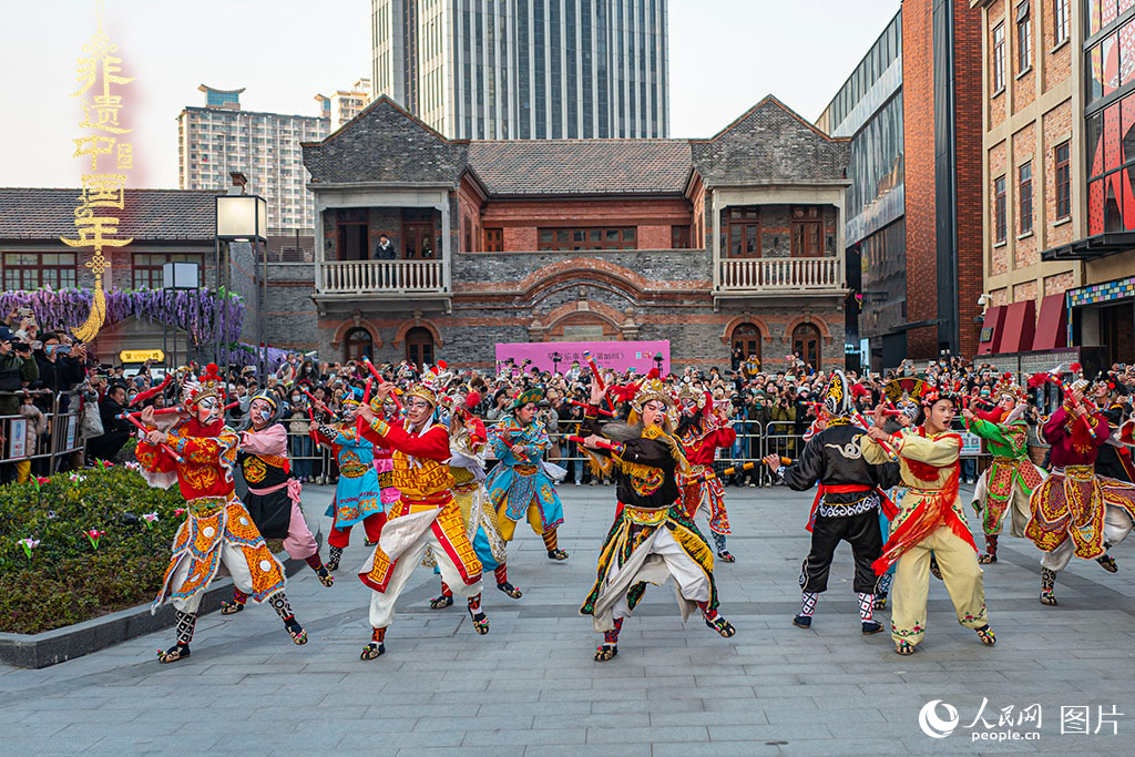2025年1月19日，上海虹口區(qū)的今潮8弄，精彩的潮汕英歌舞上演，吸引市民駐足觀(guān)看。人民網(wǎng)記者 王初攝