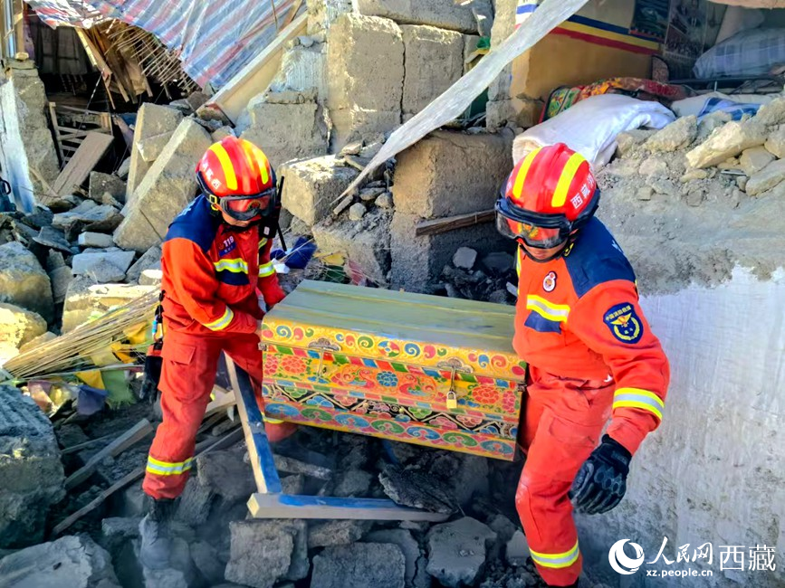 消防救援人員搜救受災群眾財產。人民日報記者 徐馭堯攝
