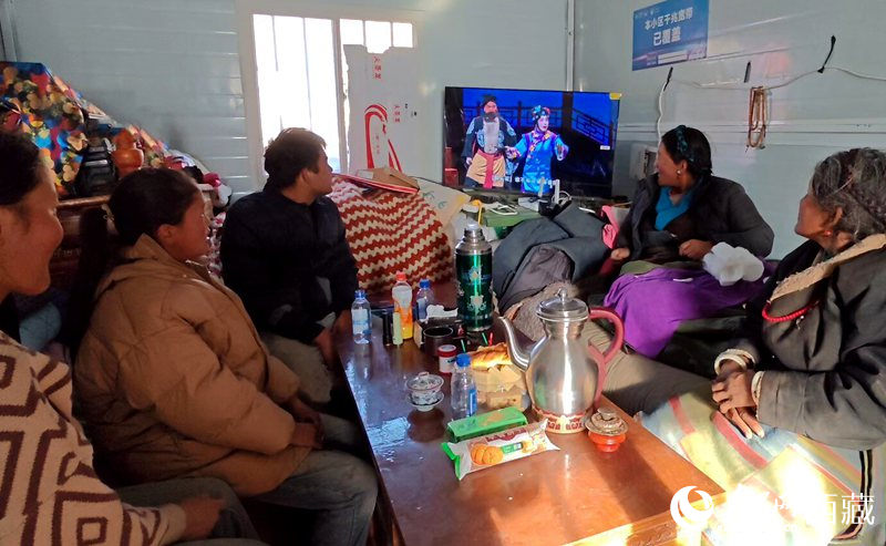 群眾在安置點板房內(nèi)看電視。人民網(wǎng)記者 吳雨仁攝