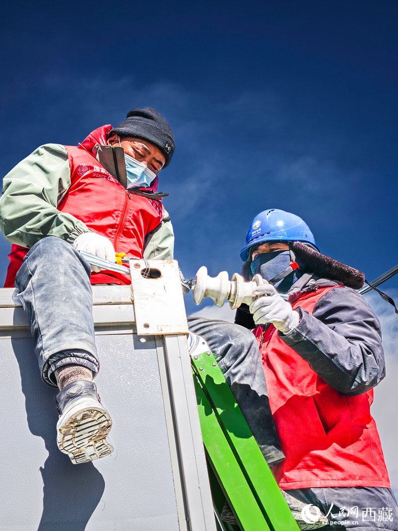 國網(wǎng)日喀則共產(chǎn)黨員服務隊隊員檢查板房線路。人民網(wǎng)記者 吳雨仁攝