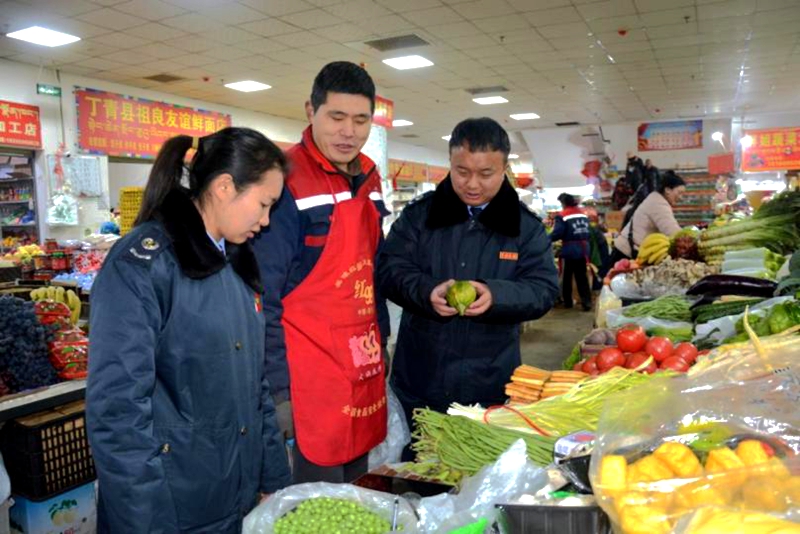 國家稅務(wù)總局丁青縣稅務(wù)局干部走訪了解春節(jié)蔬菜市場供求情況。楊虹攝