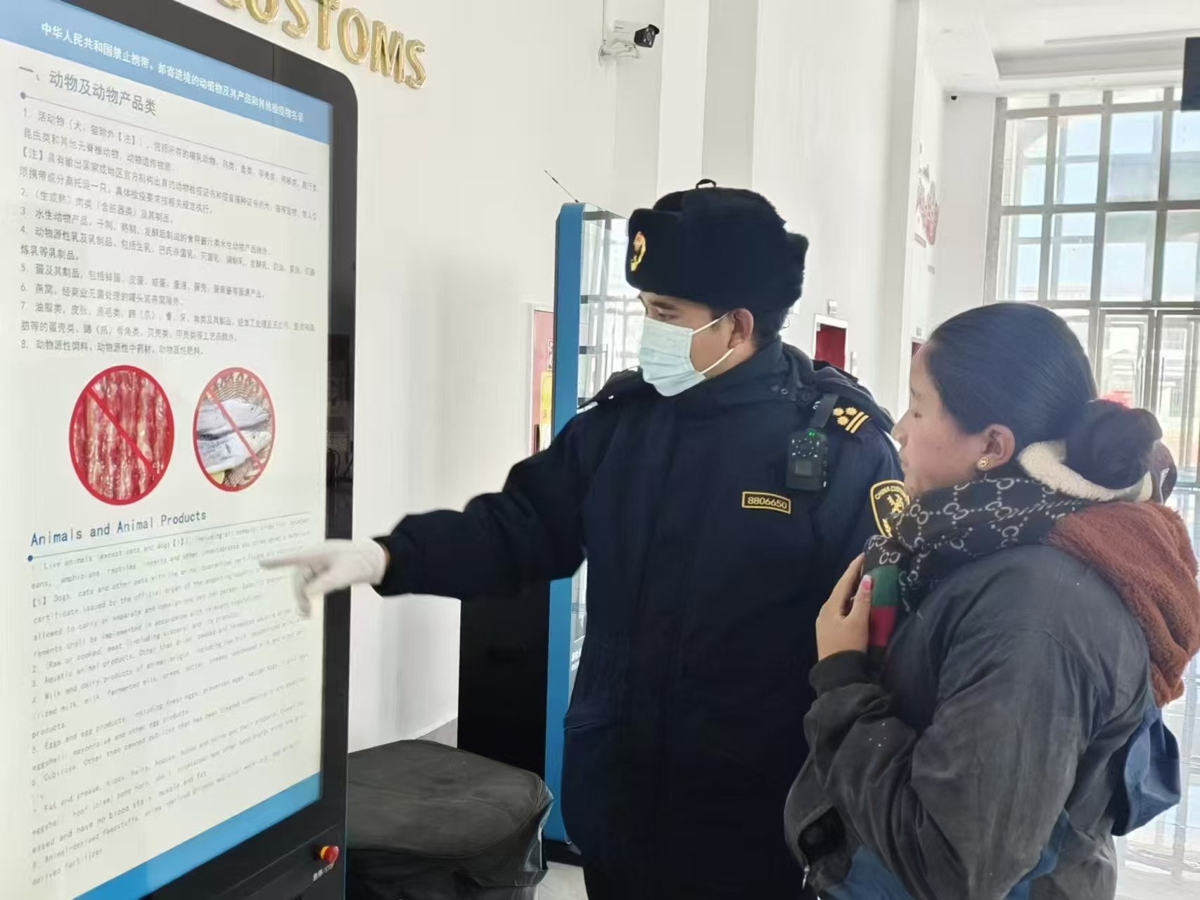 海關(guān)關(guān)員對(duì)入境邊民進(jìn)行禁止攜帶、郵寄進(jìn)境動(dòng)植物及其產(chǎn)品解讀。次旺久美攝