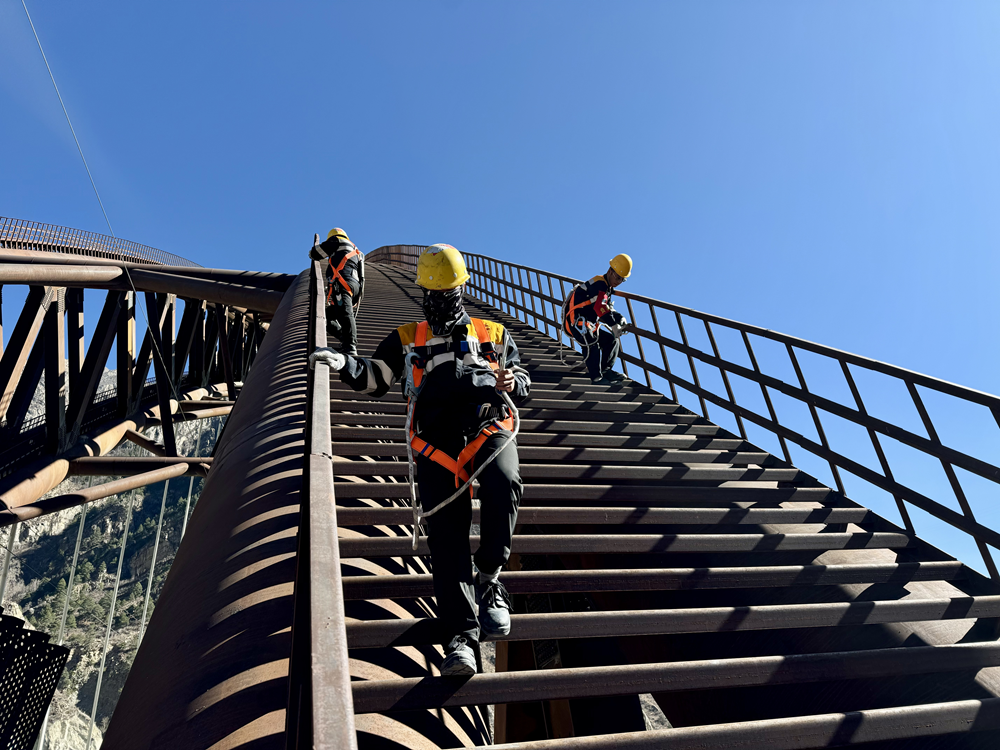 橋拱檢修。馬生明攝