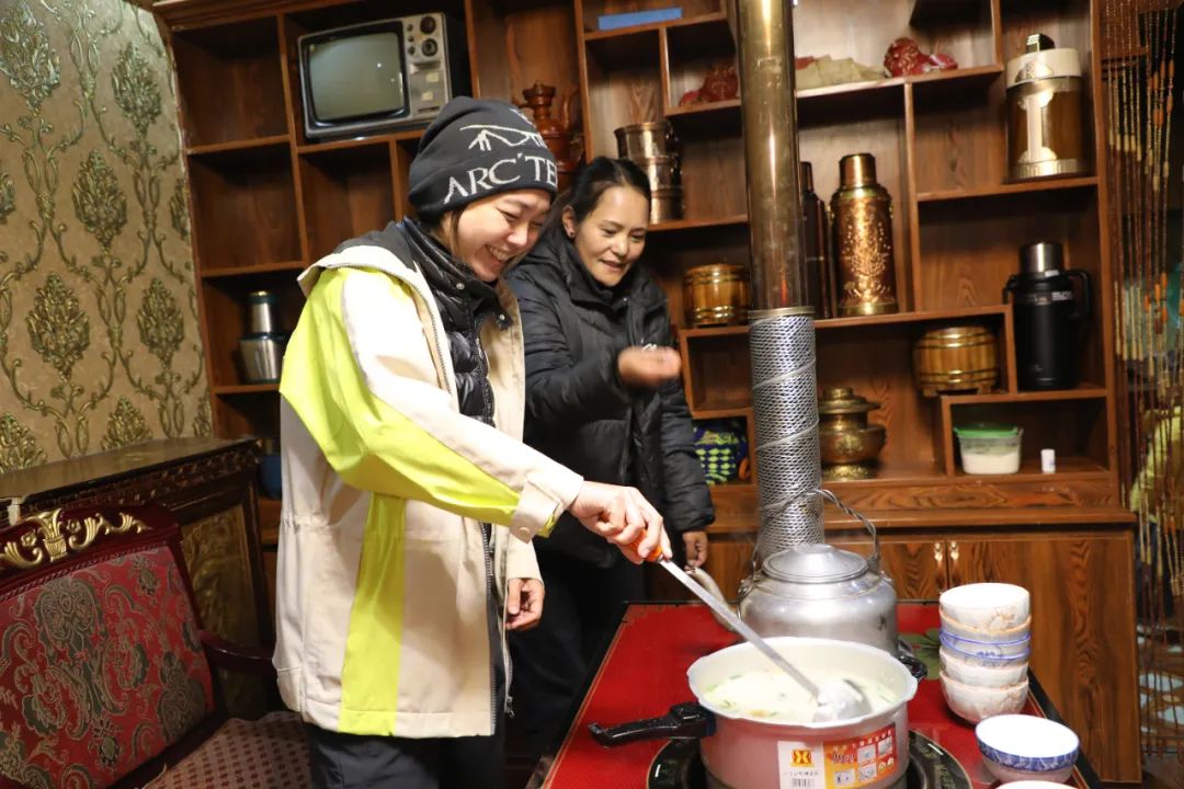 游客體驗(yàn)制作“古突”。巴桑卓嘎攝