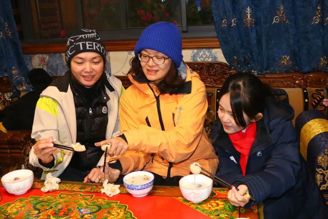 品嘗“古突”。巴桑卓嘎攝