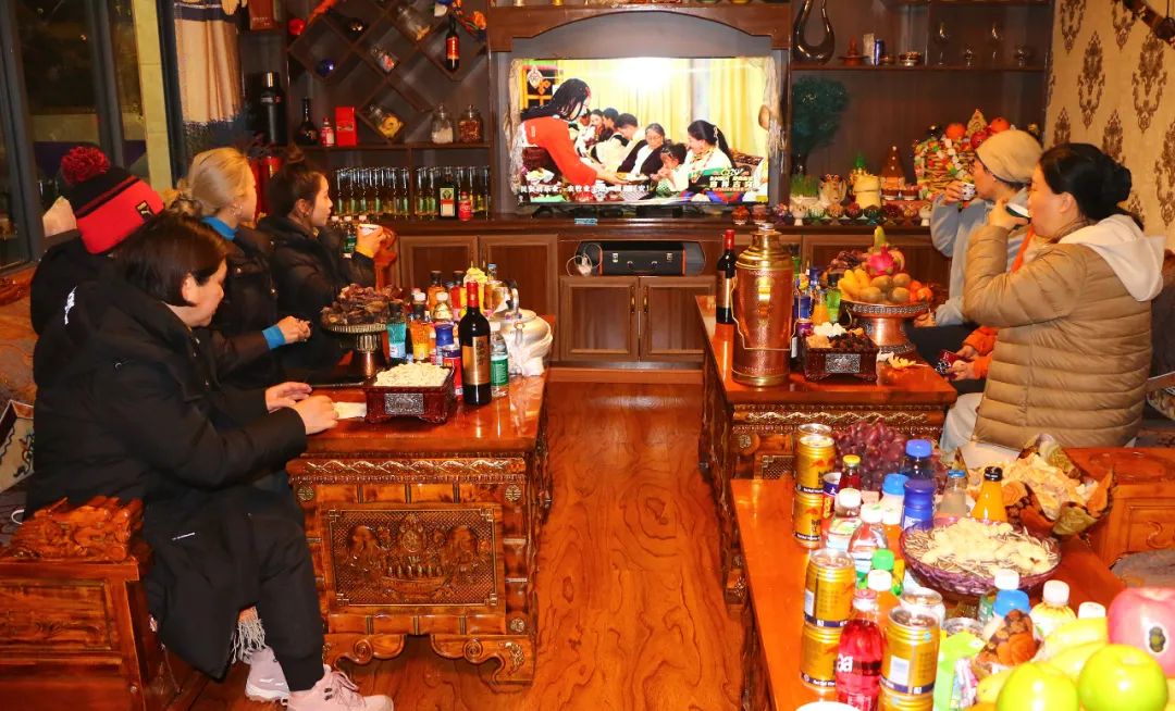 游客在居民家中，一同看藏晚，歡慶藏歷新年。巴桑卓嘎攝