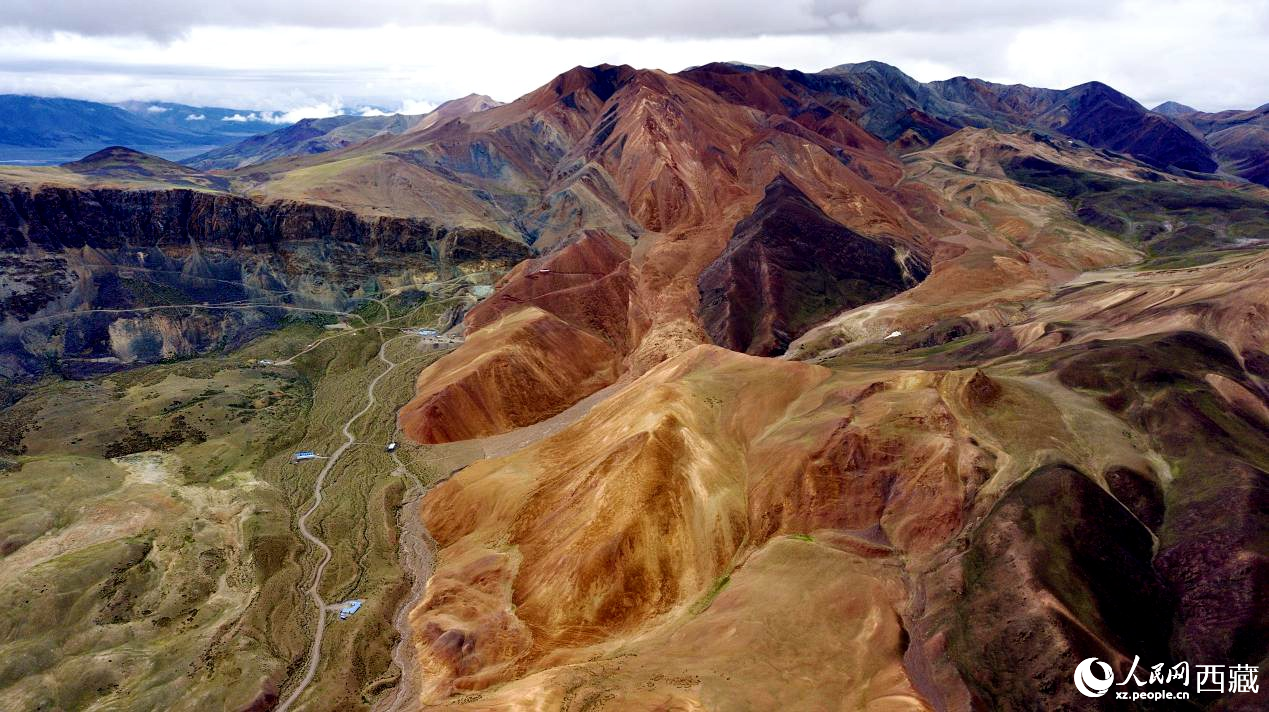 西藏阿里地區(qū)札達縣境內(nèi)的山丘，因大地礦石的緣故而變得色彩豐富，當(dāng)?shù)厝朔Q之為“五彩山”。