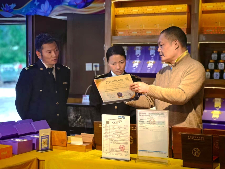 拉薩海關(guān)所屬林芝海關(guān)關(guān)員在藏紅花出口種植基地調(diào)研。拉薩海關(guān)供圖