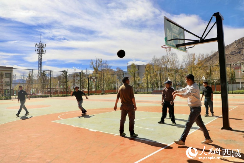 圖為周邊居民在公園內(nèi)打球。人民網(wǎng)記者 次仁羅布攝