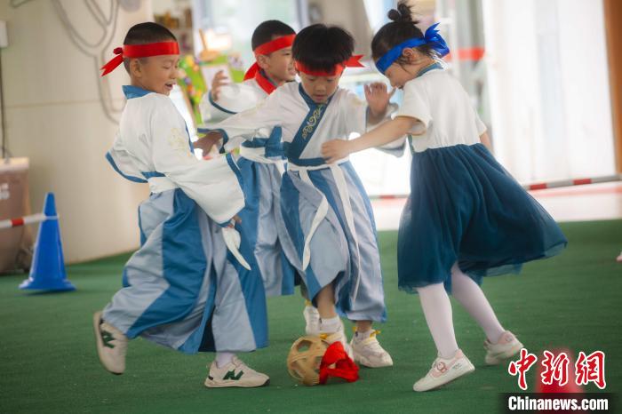 圖為小朋友們開(kāi)展蹴鞠比賽?！《^生 攝