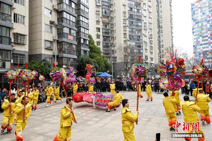湖北武漢：千年高龍進(jìn)社區(qū)昂首起舞迎祥瑞