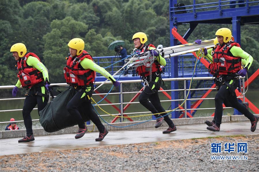 （社會(huì)）（1）全國(guó)森林消防隊(duì)伍“火焰藍(lán)”首屆特種救援技能比武舉行