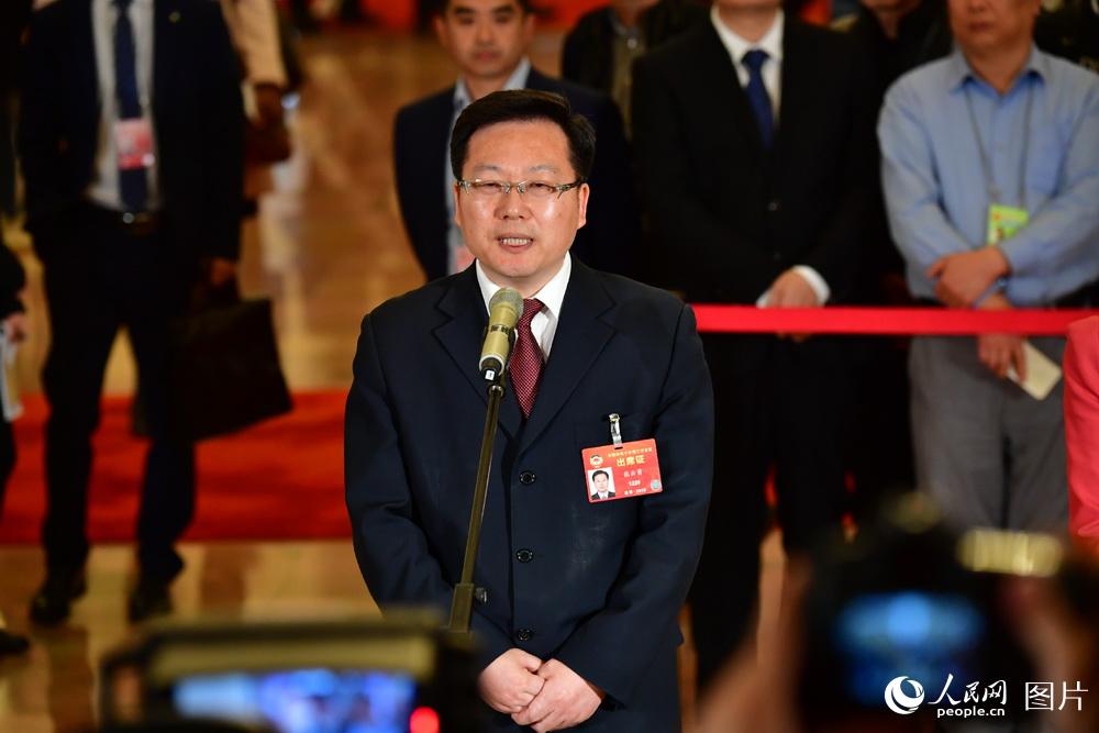 全國(guó)政協(xié)委員、中國(guó)聯(lián)通研究院院長(zhǎng)張?jiān)朴陆邮苡浾卟稍L。