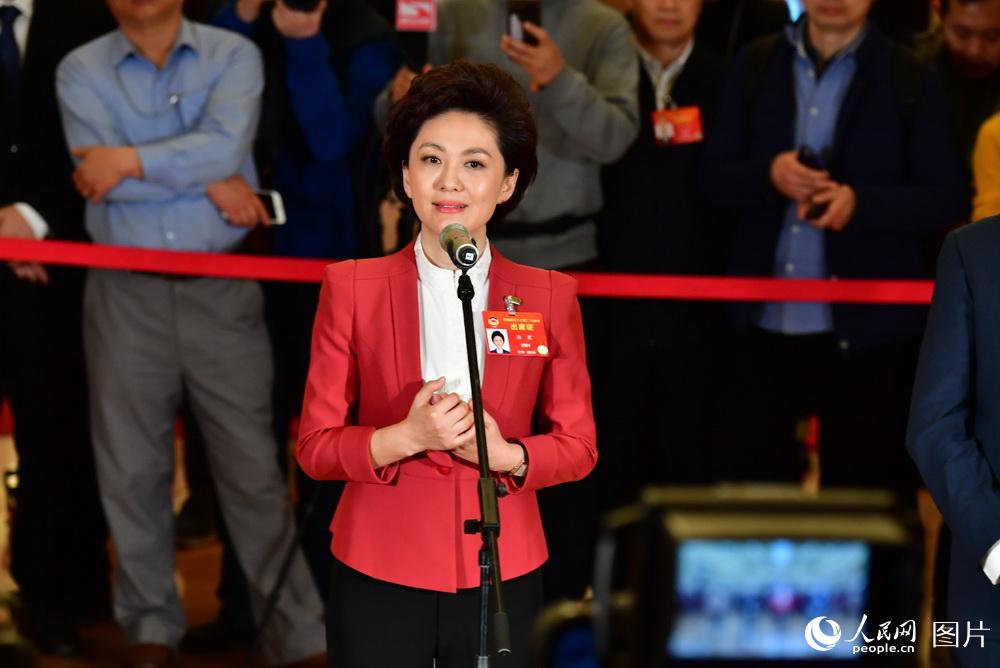 全國(guó)政協(xié)委員、中央廣播電視總臺(tái)央視新聞主播海霞接受記者采訪。