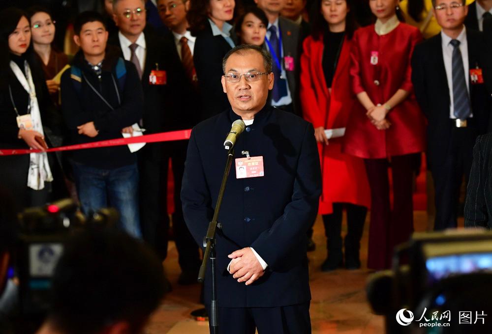 全國政協(xié)委員、湖南省生態(tài)環(huán)境廳副廳長潘碧靈接受記者采訪。