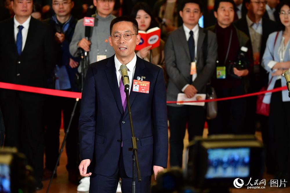 全國政協(xié)委員、西湖大學校長施一公接受記者采訪。