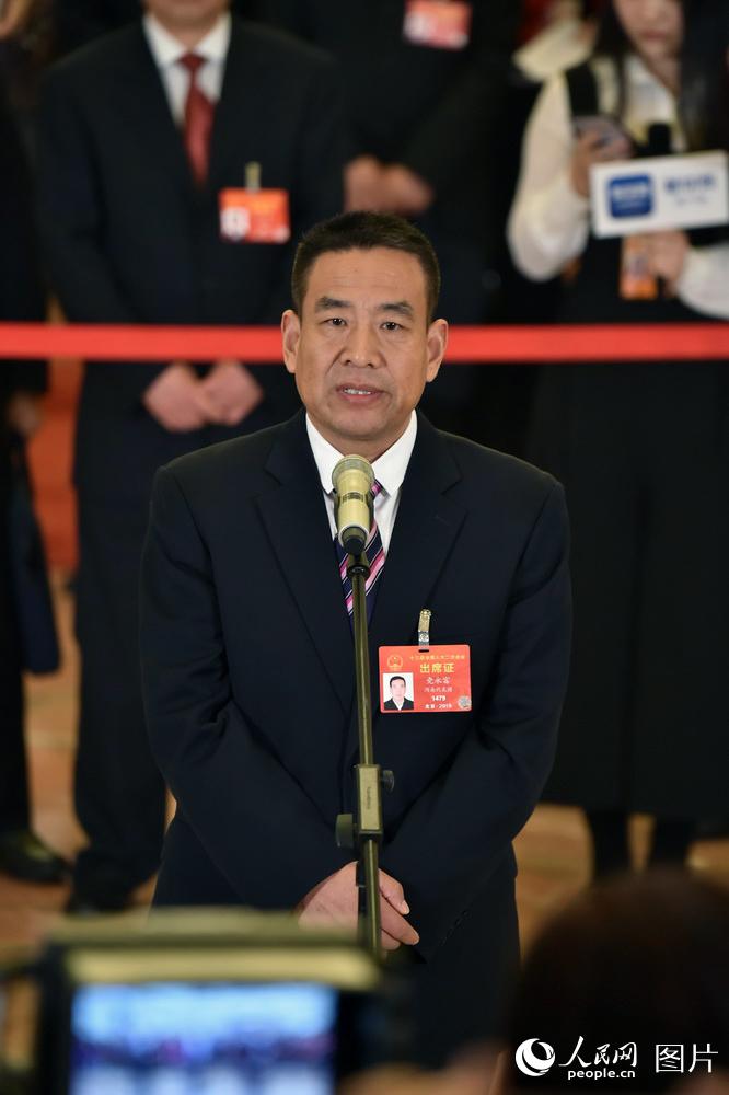 全國(guó)人大代表、河南遠(yuǎn)東生物工程公司技術(shù)部部長(zhǎng)黨永富回答記者提問(wèn)。