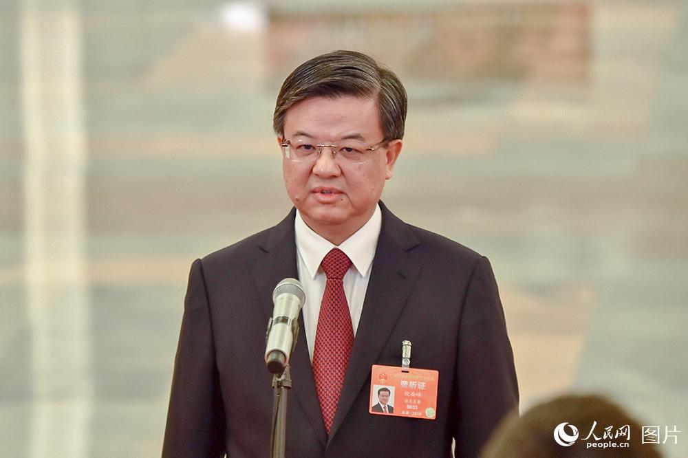海關(guān)總署署長(zhǎng)倪岳峰回答記者提問(wèn)。