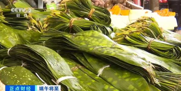 端午節(jié)將至 云南昆明粽葉熱賣 挑選有講究