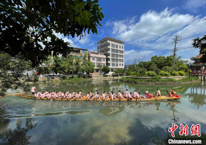 圖為5月29日，長(zhǎng)樂江田鎮(zhèn)新龍舟入水后在水中劃行?！埍?攝