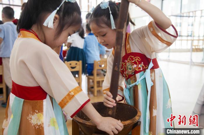 圖為小朋友們參加“將樂擂茶”制作?！《^生 攝