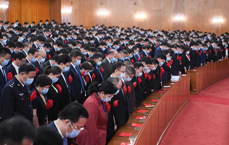 2020年9月8日上午，全國抗擊新冠肺炎疫情表彰大會在北京人民大會堂隆重舉行。這是全場肅立，向新冠肺炎疫情犧牲烈士和逝世同胞默哀。
