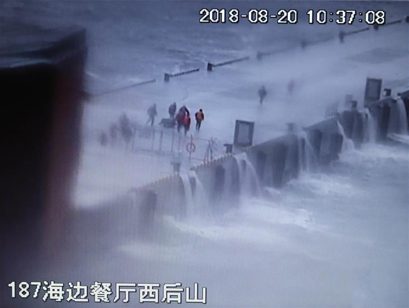 這是翻拍的2018年8月20日現(xiàn)場監(jiān)控錄像。錄像記錄了黃群、宋月才、姜開斌等同志搶救國家某重點試驗平臺的場景。