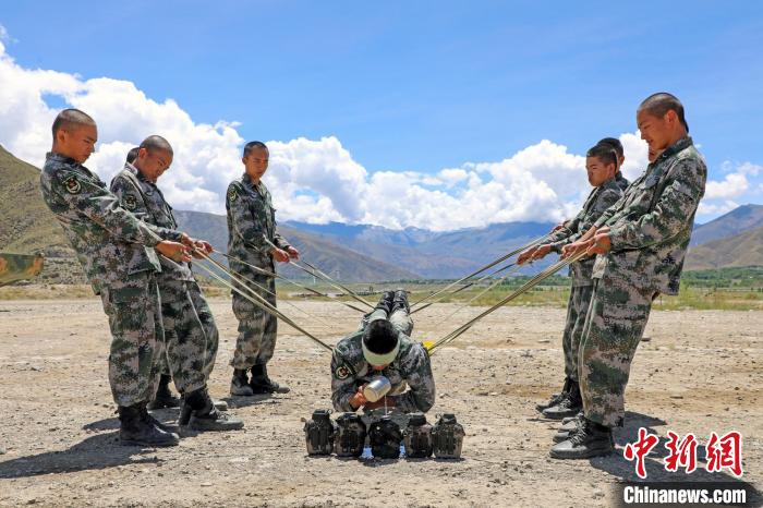 圖為荊棘排雷訓(xùn)練?！⊥踔緜?攝