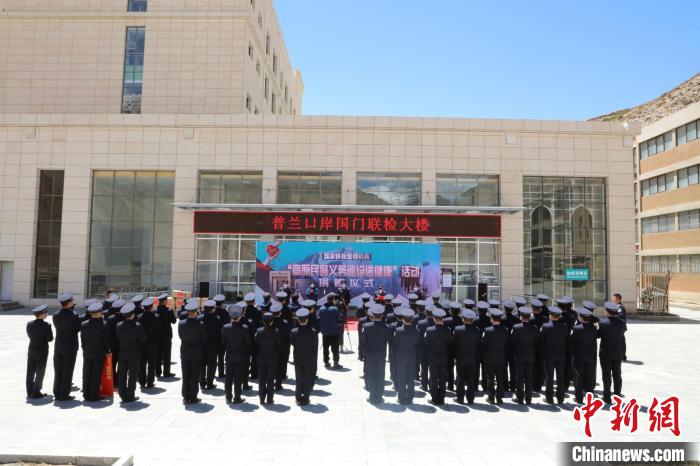 圖為捐贈儀式現(xiàn)場。　格熱 攝