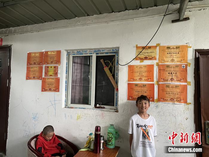 周勁名的大女兒和她獲得的獎狀。彭寧鈴 攝