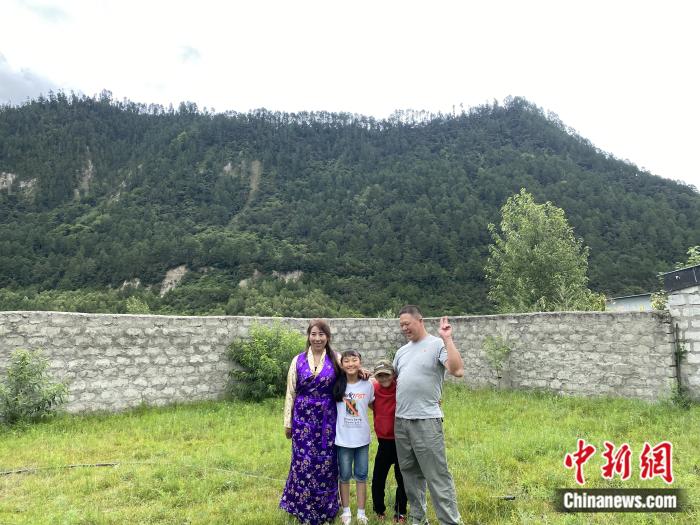 周勁名一家。彭寧鈴 攝