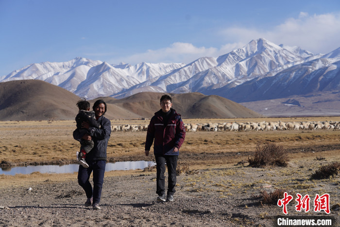 資料圖為4月29日，王克明在西藏自治區(qū)阿里地區(qū)噶爾縣義診。 <a target='_blank' ><p  align=