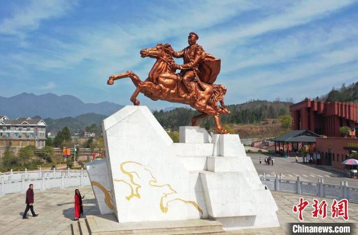 賀龍元帥故鄉(xiāng)桑植縣已成為張家界西線旅游的重要組成部分?！钊A峰 攝