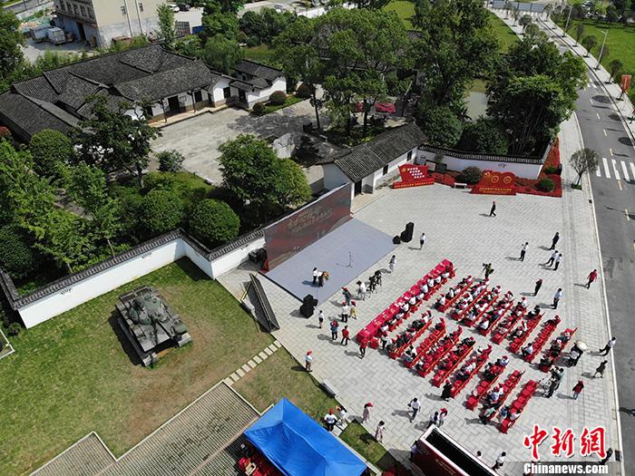 31日上午，“在這里讀懂初心使命——網(wǎng)絡(luò)媒體革命老區(qū)行”網(wǎng)絡(luò)主題采訪(fǎng)活動(dòng)湖南站啟動(dòng)儀式在長(zhǎng)沙許光達(dá)故居舉行。<a target='_blank'  ><p  align=